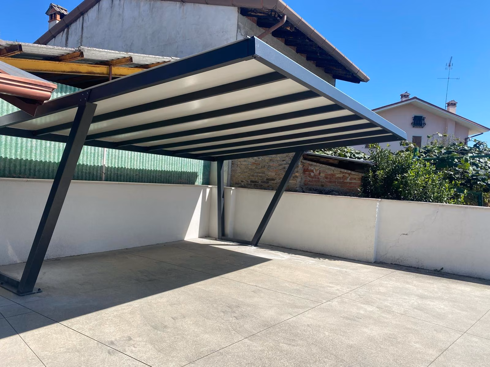 Coperture auto e carport Eurocover: posto auto coperto su misura per protezione da sole e grandine