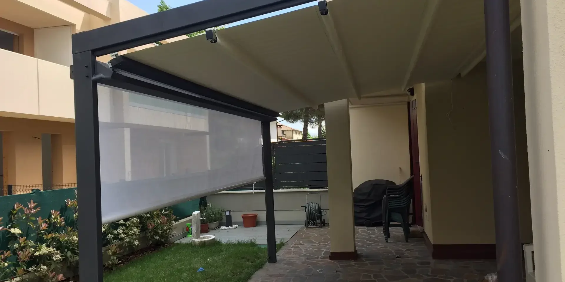 PERGOLE CON TENDA MOTORIZZATA