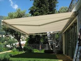 Tenda da sole senza cassonetto - linee essenziali e design pulito